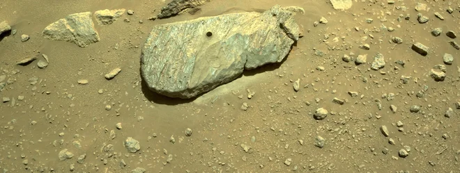 Kamen, iz katerega je vzorec. FOTO: Nasa/JPL-Caltech