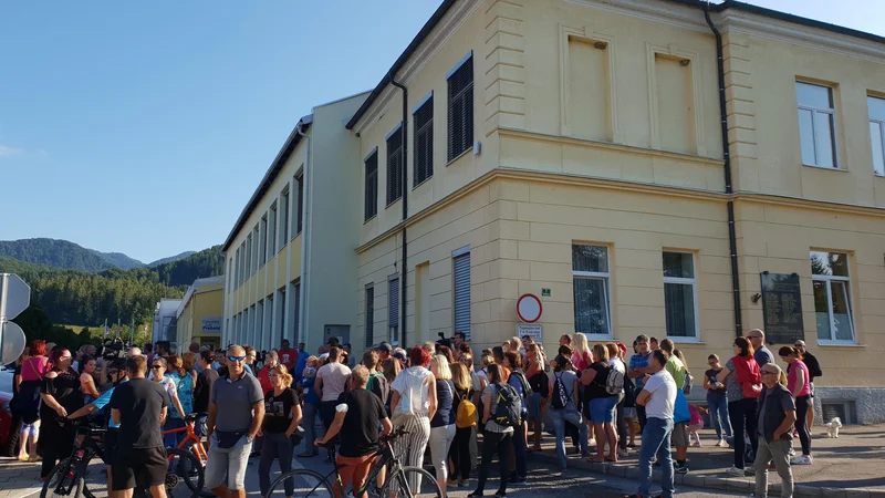 Fotografija: Več kot dvesto ljudi je ravnatelja Petra Žureja podprlo 25. avgusta. Žurej ostaja ravnatelj, pred nekaj minutami je poslal izjavo, v kateri obžaluje kršitve zakonodaje. FOTO: Špela Kuralt/Delo