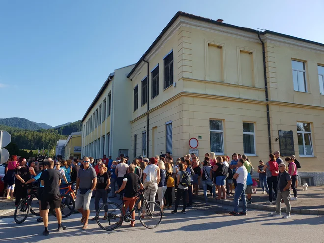 Več kot dvesto ljudi je ravnatelja Petra Žureja podprlo 25. avgusta. Žurej ostaja ravnatelj, pred nekaj minutami je poslal izjavo, v kateri obžaluje kršitve zakonodaje. FOTO: Špela Kuralt/Delo