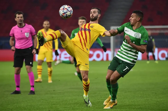Miralem Pjanić (levo) je bil le eno sezono član Barcelone, kamor je prišel iz torinskega Juventusa. FOTO: Attila Kisbenedek/AFP