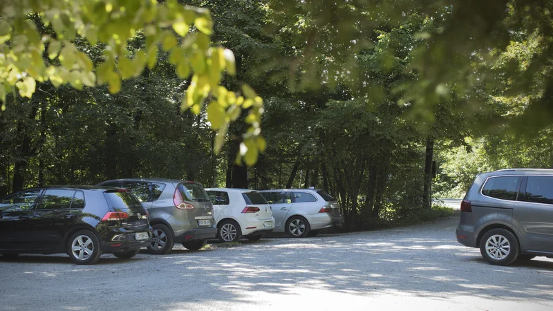 Fotografija: Na Matjanovo pot ni dovoljeno zaviti, a je že desetletja divje parkirišče. FOTO: Jure Eržen/Delo