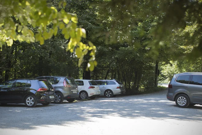 Na Matjanovo pot ni dovoljeno zaviti, a je že desetletja divje parkirišče. FOTO: Jure Eržen/Delo