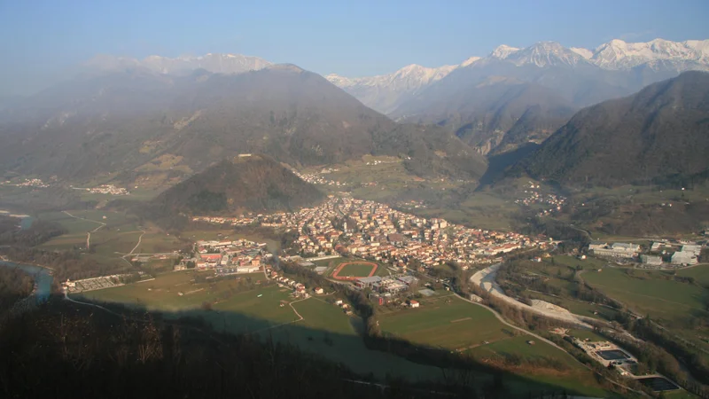Fotografija: Trasa obvoznice bo potekala približno ob senci hriba Bučenica, ki je vidna na fotografiji. FOTO: Blaž Močnik