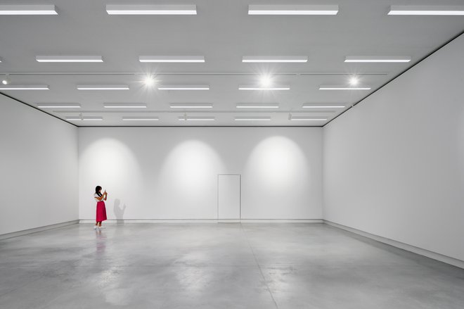 V zgornjih dveh nadstropjih so štiri galerije, v kleti pa še ena, namenjena performansom. Zasnovane so po principu bele galerijske kocke, ki jih je mogoče trasformirati in osvetliti po potrebah razstav in umetniških intervencij. FOTO: Miran Kambič