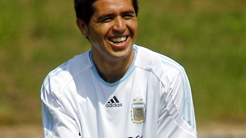 Fotografija: Riquelme (na fotografiji) med pripravami za nastop na SP 2006 v Nemčiji, kjer je Argentina proti domačinom izgubila po dramatičnem izvajanju enajstmetrovk v četrtfinalu. Riquelme je tekmo začel, Messi je odmevno obsedel na klopi in ni dobil priložnosti. FOTO: Enrique Marcarian/Reuters