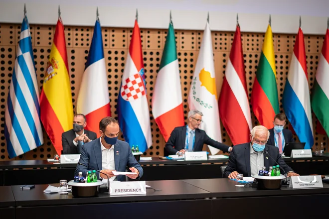 Slovenija bo prepeljala sedem ljudi iz Afganistana, ki je bil tudi srčika pogovorov zunanjih ministrov. FOTO: Jure Makovec/AFP