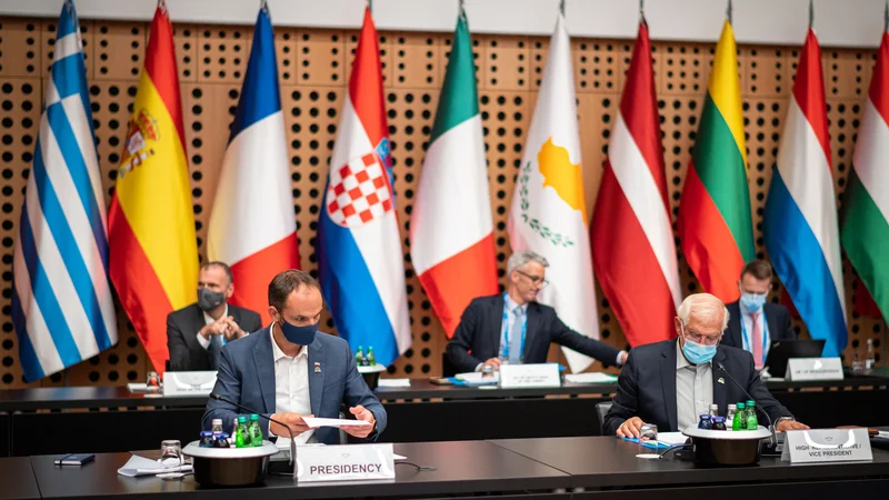 Fotografija: Slovenski zunanji minister Anže Logar in visoki predstavnik EU za zunanje zadeve Josep Borrell med neformalnim srečanjem evropskih ministrov za zunanje zadeve na Brdu pri Kranju. Foto: Jure Makovec/Afp