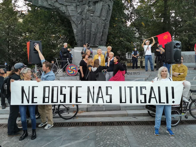 Protestniki vsak petek napovedo, da bodo vztrajali do volitev, mogoče pa še dlje. FOTO: Jože Suhadolnik/Delo