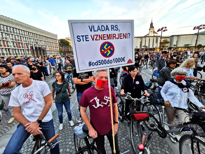 Protestniki so spet začeli s pohodi po ulicah. FOTO: Jože Suhadolnik/Delo