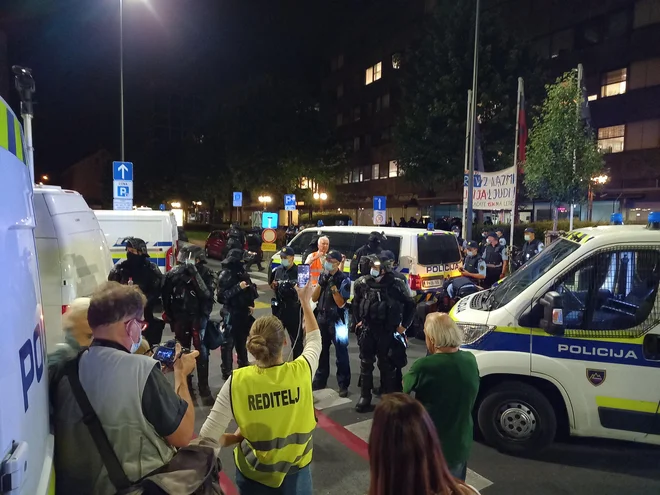 Nasprotniki cepljenje proti koronavirusni bolezni, ki že več mesecev protestirajo pred stavbo TV Slovenija, so v petek zvečer vdrli v njo. FOTO: Jure Kosec
