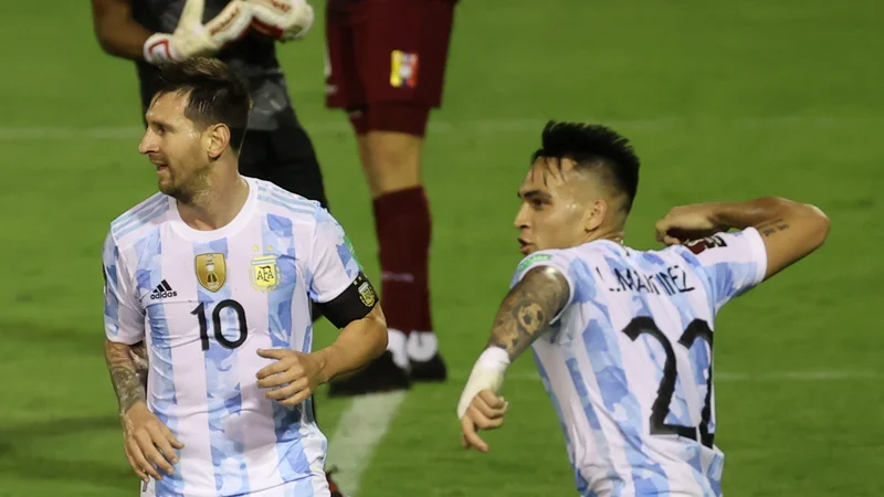 Fotografija: Lionel Messi (levo) v Caracasu ni zatresel mreže Venezuele, je bil pa vesel gola Lautara Martineza (22). FOTO: Miguel Gutierrez/Reuters