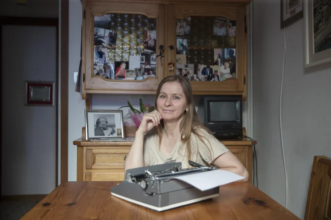 Vera Radić, pomočnica Borisa Pahorja. Pred njo je pisalni stroj, na katerega je pred časom pisala po pisateljevem nareku. FOTO: Leon Vidic/Delo