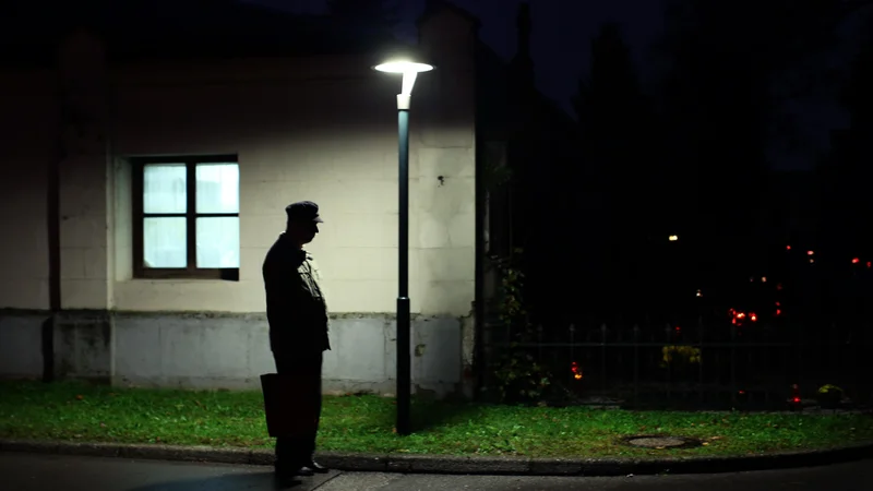Fotografija: Svojci naj hitro prijavijo pogrešanje, da lahko začnemo čim prej ukrepati. FOTO: Jure Eržen/Delo