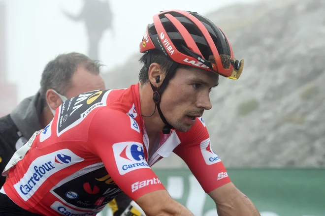 Primož Roglič uspešno brani rdečo majico. FOTO: Miguel Riopa/ AFP