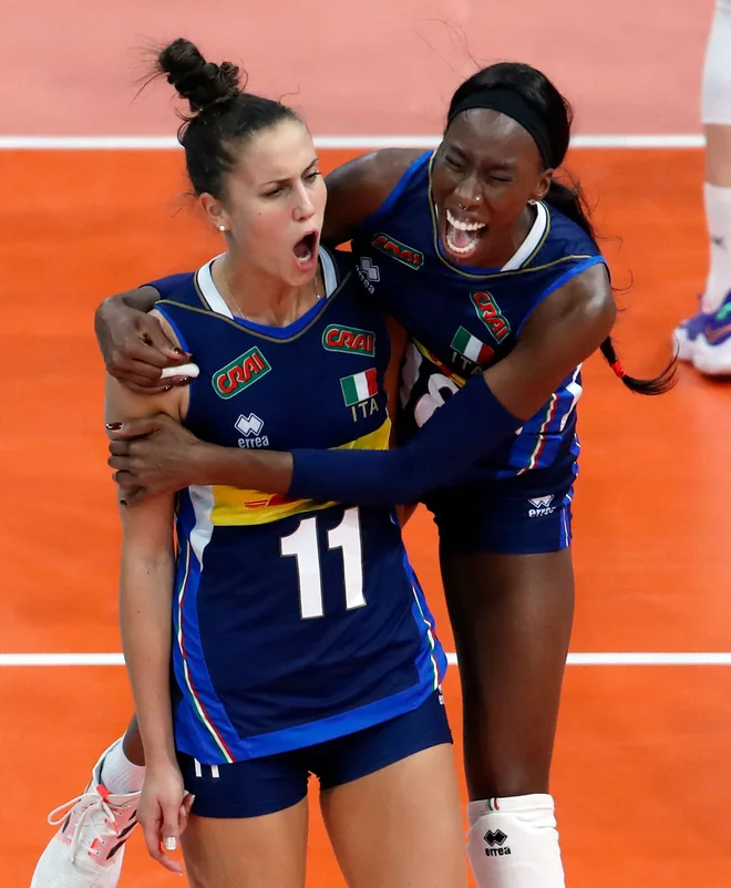 Anna Danesi (levo) in Paola Ogechi Egonu proslavljata na odločilnem obračunu v Beogradu. FOTO: Peđa Milosavljević/AFP