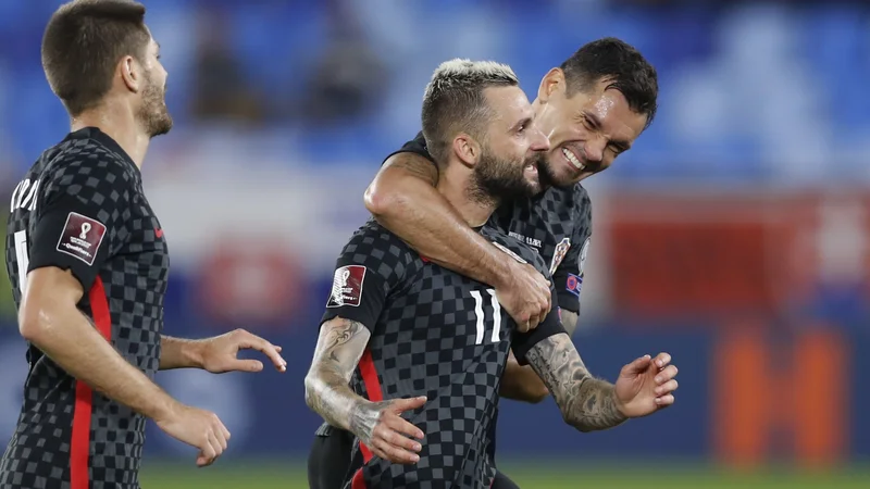 Fotografija: Brozović (drugi z desne) proslavlja zmagoviti zadetek v Bratislavi. FOTO: David W. Cerny/Reuters