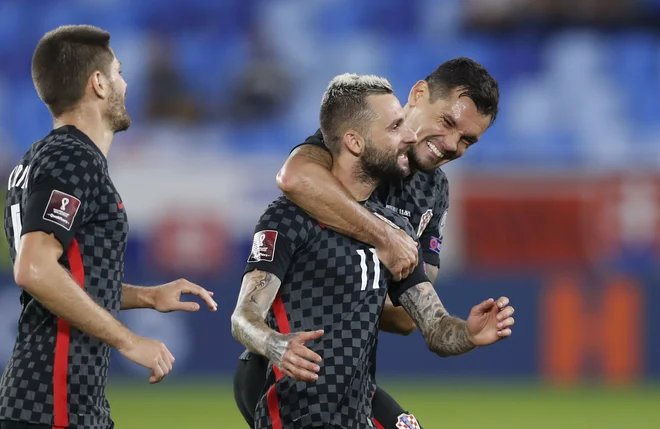 Brozović (drugi z desne) proslavlja zmagoviti zadetek v Bratislavi. FOTO: David W. Cerny/Reuters