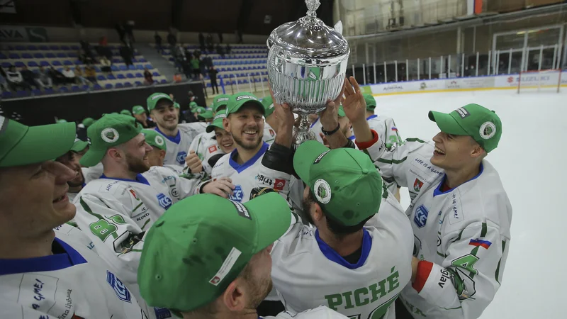 Fotografija: Hokejisti Olimpije se z Bleda vračajo s pokalom. FOTO: Jože Suhadolnik
