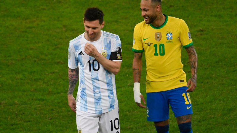 Fotografija: Lionel Messi in Neymar se bosta po skupnih pariških druženjih danes soočila še v južnoameriškem derbiju med Brazilijo in Argentino v kvalifikacijah za svetovno prvenstvo. FOTO: Mauro Pimentel Afp
