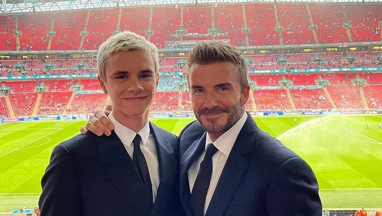 Fotografija: Oče in sin med ogledom tekme eura 2020 na Wembleyju, kjer sta se pomerili Anglija in Škotska. FOTO: Instagram