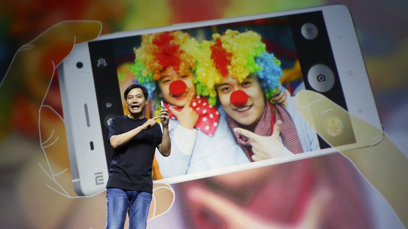 Fotografija: Lei Jun, ustanovitelj Xiaomija, je dobil vzdevek kitajski Steve Jobs. FOTO: Jason Lee/Reuters