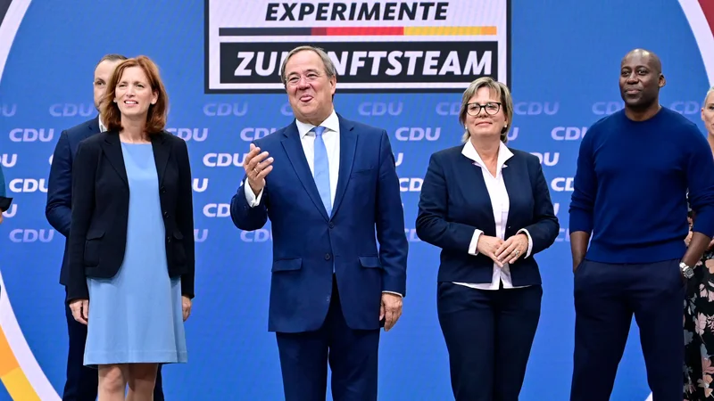 Fotografija: Kanclerski kandidat Armin Laschet z ekipo strokovnjakov, ki naj bi volivce tik pred zdajci prepričala, da je CDU najboljša stranka za Nemčijo. FOTO: John Macdougall/AFP