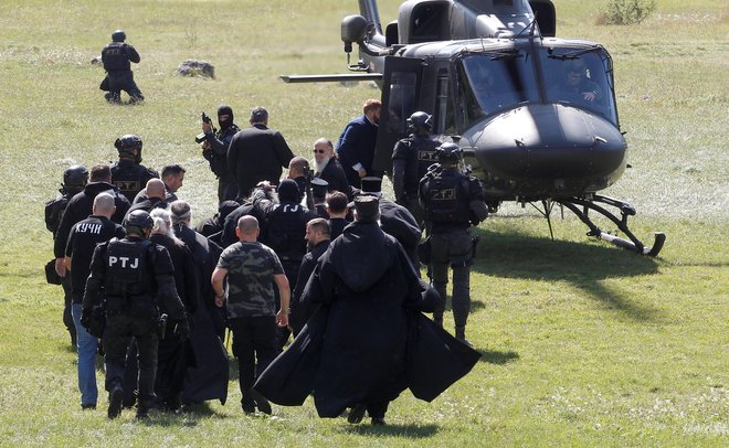 Novega metropolita Joanikija in patriarha SPC Porfirija so na območje cetinjskega samostana pripeljali policijski specialci s helikopterjem. FOTO: Stevo Vasiljević/Reuters