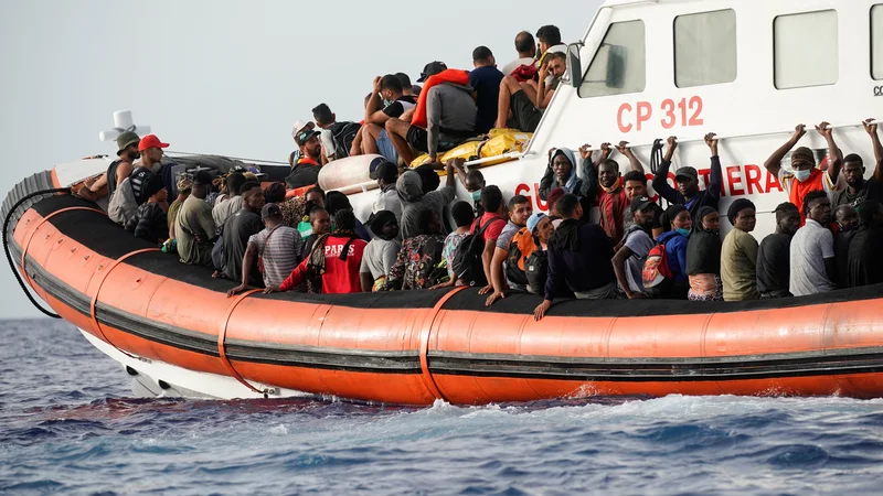 Begunci in migranti na begu pred vojnami in revščino v svoji domovini se v Libiji in Tuniziji podajajo na pot čez Sredozemsko morje, da bi dosegli Evropo. FOTO: Juan Medina/Reuters