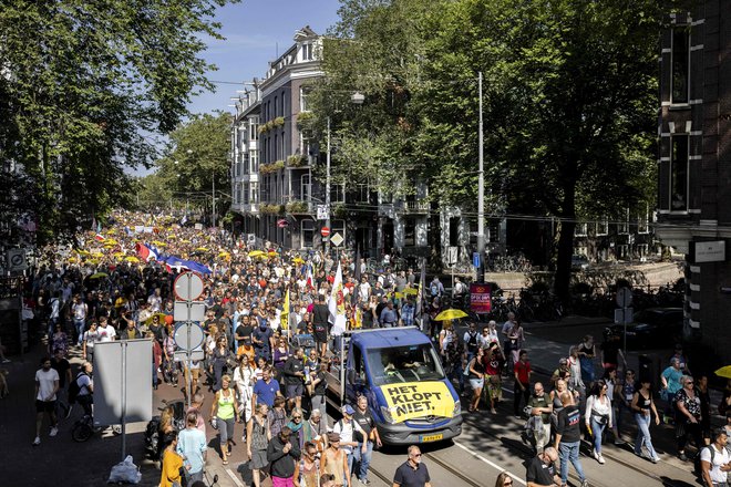 Shod naj bi bil po navedbah organizatorjev s pričakovanimi 50.000 udeleženci doslej največji protest proti politiki glede covida-19 na Nizozemskem. FOTO: Ramon Van Flymen/AFP