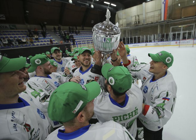 Hokejisti SŽ Olimpije so se za uvod v sezono razveselili pokalne lovorike. FOTO: Jože Suhadolnik/Delo