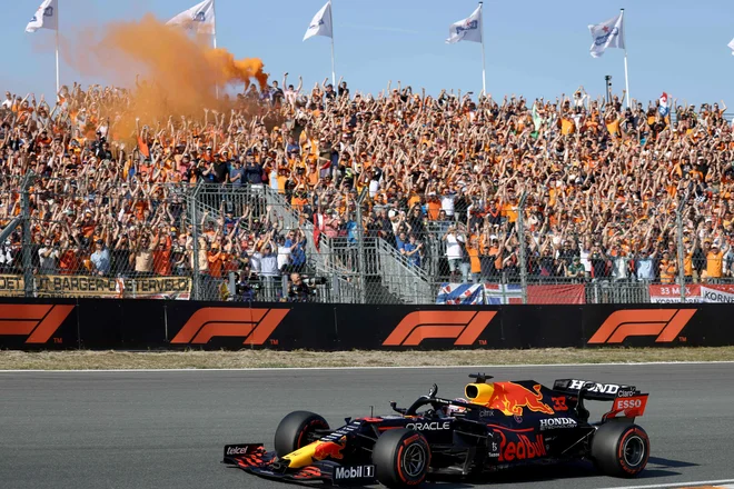 Max Verstappen je pozdravil navijače. FOTO: Kenzo Tribouillard/ AFP