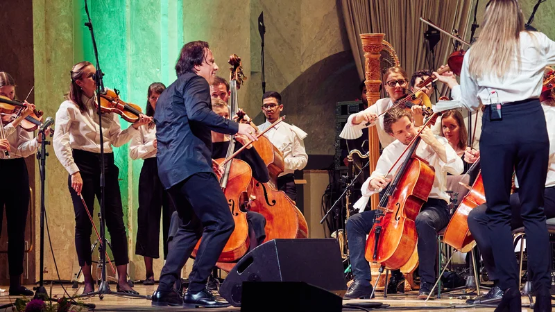 Fotografija: Dirigent Kristjan Järvi s Filharmoničnim orkestrom Baltskega morja presega običajen koncertni pristop. FOTO: Bernd Possardt