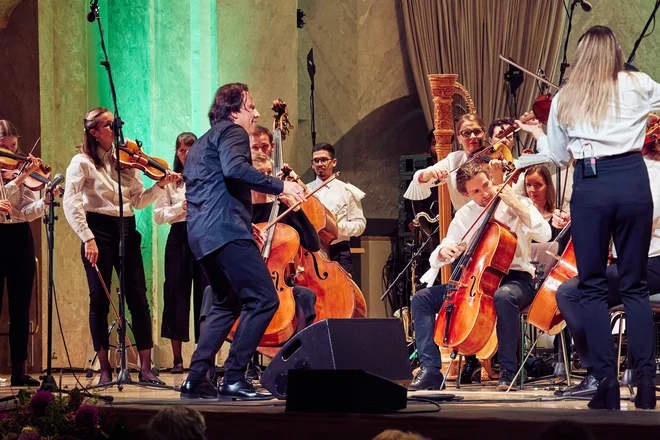 Dirigent Kristjan Järvi s Filharmoničnim orkestrom Baltskega morja presega običajen koncertni pristop. FOTO: Bernd Possardt