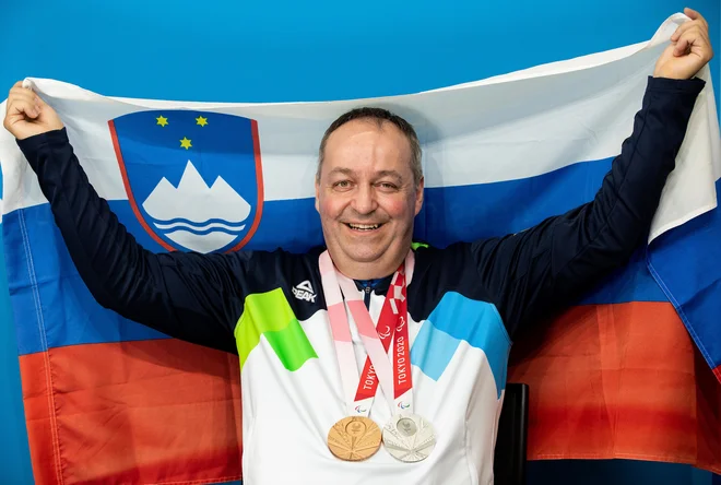 Tiršek (na fotografiji) je v Tokiu ponosno poziral s slovensko zastavo. FOTO: Vid Ponikvar/Sportida