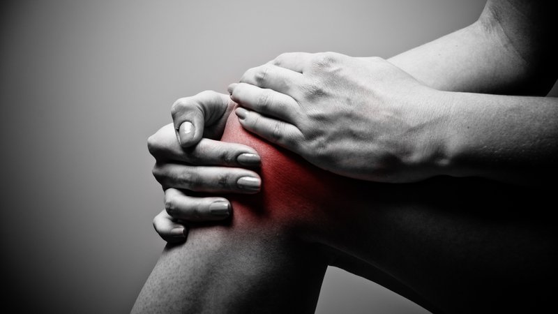 Fotografija: Lokacija bolečine je na zunanji strani kolena, glavni dejavniki tveganja pa so šibka srednja zadnjična mišica, čezmeren odmik kolka, povečana notranja rotacija kolena, napetost iliotibialnega trakta. FOTO: Shutterstock 