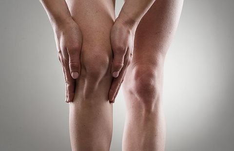 Najprej je treba os noge pravilno poravnati: stopala naj bodo obrnjena naprej in trdno postavljena na tla. FOTO: Shutterstock