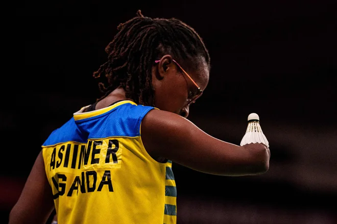 Ugandčanka Ritah Asiimwe servira na dvoboju skupinskega dela v badmintonu (SU5) na paraolimpijskih igrah v Tokiu 2020. FOTO: Yasuyoshi Chiba/Afp<br />
