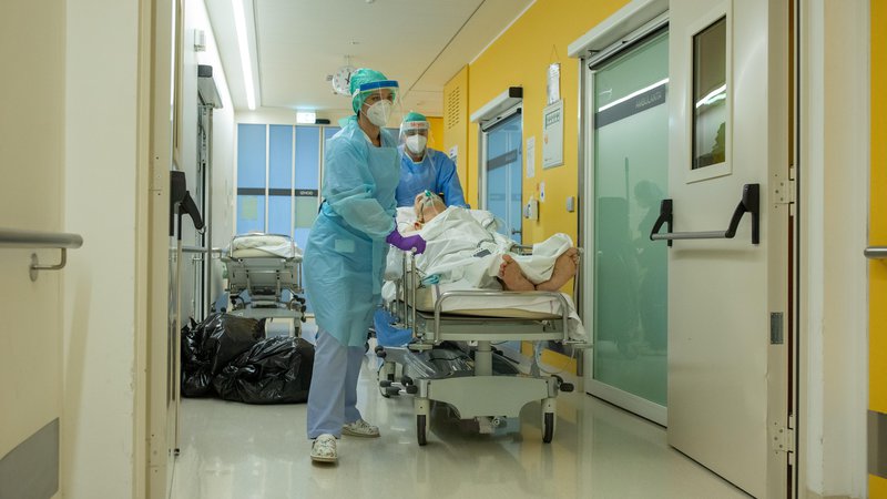 Fotografija: Včeraj je bilo hospitaliziranih 217 bolnikov s covidom-19, med njimi 49 na intenzivnih oddelkih. Foto Voranc Vogel