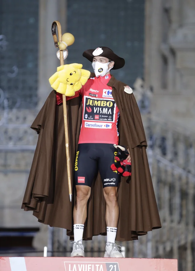 Roglič v narodni noši Santiaga de Compostela. FOTO: Miguel Vidal Reuters