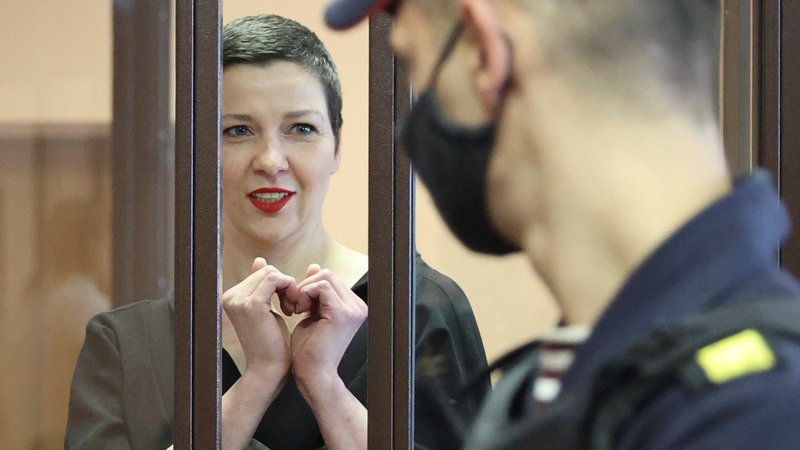 Fotografija: V videoposnetku s sodišča, ki so ga prikazali ruski mediji, je nasmejana Kolesnikova, ki je bila v stekleni kletki na sodišču vklenjena z lisicami, z rokami naredila simbol v obliki srca, kar je pogosto počela na protestnih shodih. FOTO: Belta via Reuters