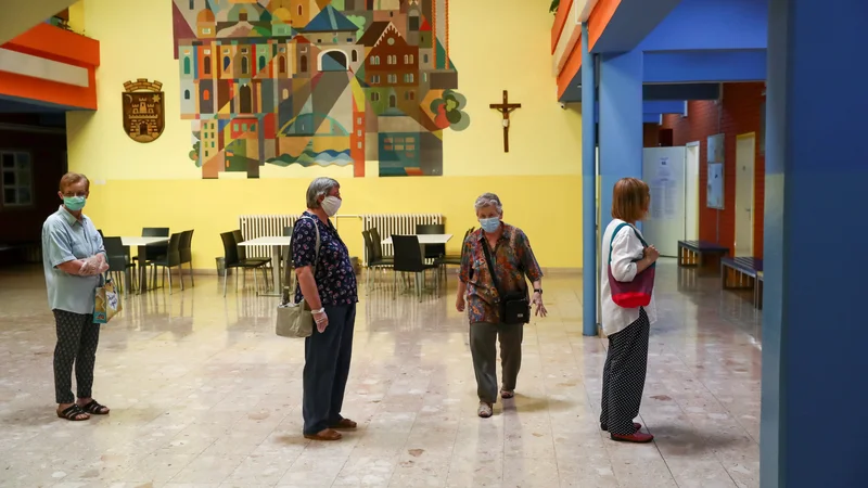 Fotografija: Od leta 2013 se je število osnovnošolcev zmanjšalo za 50.000, število upokojencev pa povečalo za 10 odstotkov. FOTO: Marko Djurica/Reuters