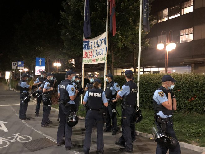 Policija je zaradi petkovega incidenta, ko so protestniki gibanja Osveščeni prebivalci Slovenije (OPS), vdrli v studio RTV Slovenija, pridržala eno osebo in ugotovili več kršitev.  Foto: Voranc Vogel/DELO