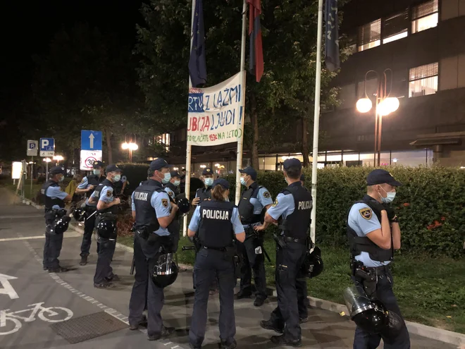 Policija je zaradi petkovega incidenta, ko so protestniki gibanja Osveščeni prebivalci Slovenije (OPS), vdrli v studio RTV Slovenija, pridržala eno osebo in ugotovili več kršitev. Foto: Voranc Vogel/DELO