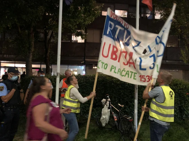 Zaradi utemeljenih razlogov bodo državni uradniki organizatorjem protestov pred nacionalko jutri vročili odločbo o prepovedi shoda.  Foto: Voranc Vogel /DELO