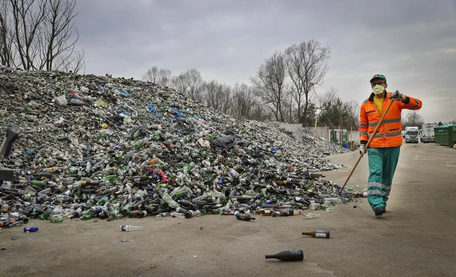 V komunalnih podjetjih so delno optimistični glede tega, kako urediti razmere z odpadno embalažo. FOTO: Jože Suhadolnik/Delo