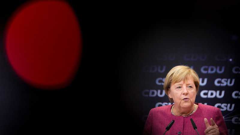 Fotografija: Od kanclerskega položaja se poslavlja Angela Merkel, ki je bila šestnajst let na bruseljskem parketu najpomembnejša igralka v boju s krizami. FOTO: Markus Schreiber/AFP