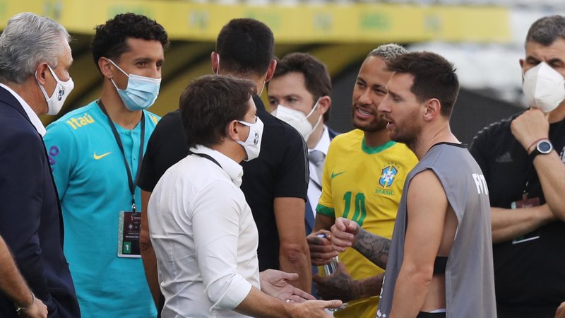 Fotografija: Lionel Messi in Neymar sta brez uspeha poskušala prepričati uslužbence agencije za javno zdravje, naj jim dovolijo igrati. FOTO: Amanda Perobelli/Reuters