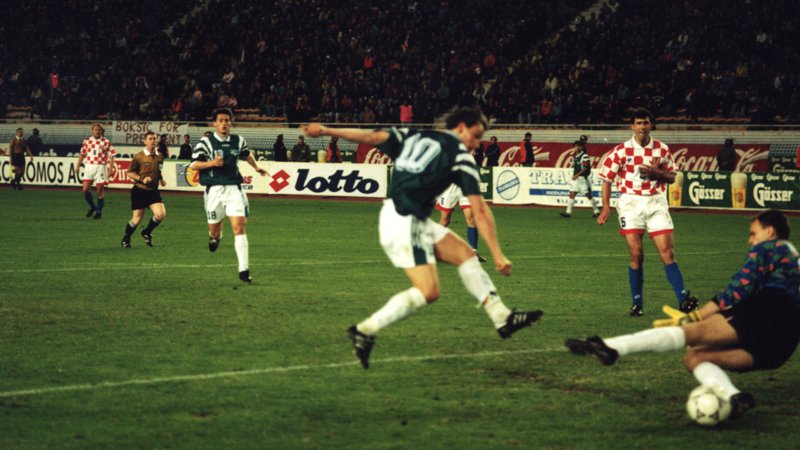 Fotografija: Takole je Primož Gliha 2. aprila 1997 zabil enega od treh golov na Poljudu in Hrvate poslal v dodatne boje za SP 1998. FOTO: Ljubo Stojanović