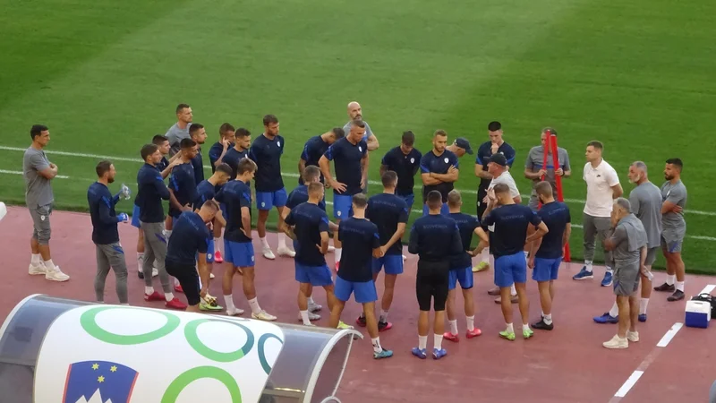 Fotografija: Takole je selektor Matjaž Kek sinoči še zadnjič nagovoril reprezentante pred skupnim treningom na štadionu Poljud v Splitu. FOTO: J. S.