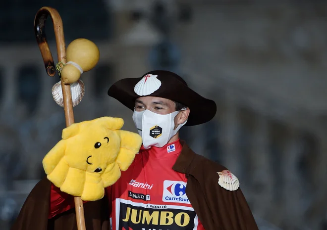 Pred trikratnim zaporednim zmagovalcem dirke po Španiji Primožem Rogličem sta le moštveni kolega Wout Van Aert in rojak Tadej Pogačar. FOTO: Miguel Riopa/AFP